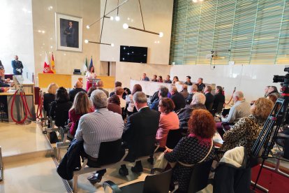 El Salón de Plenos del Ayuntamiento, abarrotado de familiares y amigos.