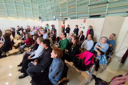 El Salón de Plenos del Ayuntamiento, abarrotado de familiares y amigos.