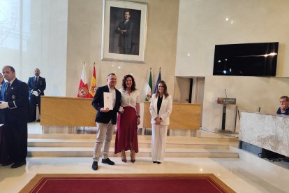 Entrega del Escudo de Oro por parte de María del Mar Vázquez, alcaldesa de Almería.