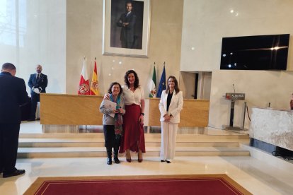 Entrega del Escudo de Oro por parte de María del Mar Vázquez, alcaldesa de Almería.