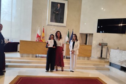 Entrega del Escudo de Oro por parte de María del Mar Vázquez, alcaldesa de Almería.