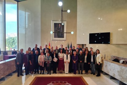 Foto de familia de toda la Corporación Municipal del Ayuntamiento de Almería junto a los empleados públicos jubilados.