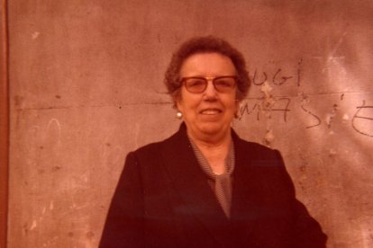 Doña Angelina siempre a su lado cargando con los problemas de la familia.