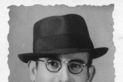 Esta imagen estaba en la biblioteca junto a la radio.