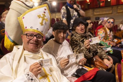 Varias personas disfrazadas con sus décimos antes del Sorteo de Navidad.