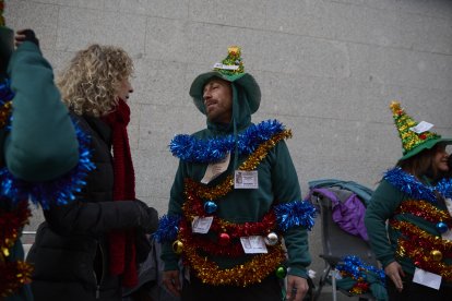 Varias personas hacen cola para entrar en el Sorteo Extraordinario de la Lotería de Navidad.
