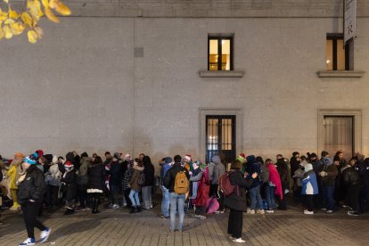 Decenas de personas hacen cola antes de pasar a la celebración del Sorteo de Navidad.