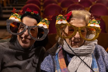 Dos mujeres antes de comenzar la celebración del Sorteo Extraordinario de la Lotería de Navidad 2024.