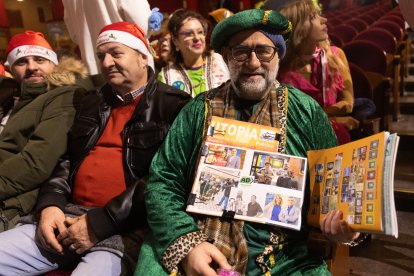 Varias personas disfrazadas antes de comenzar la celebración del Sorteo Extraordinario de la Lotería de Navidad 2024.