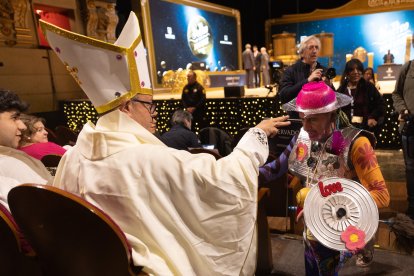 Varias personas disfrazadas antes de comenzar la celebración del Sorteo Extraordinario de la Lotería de Navidad 2024.