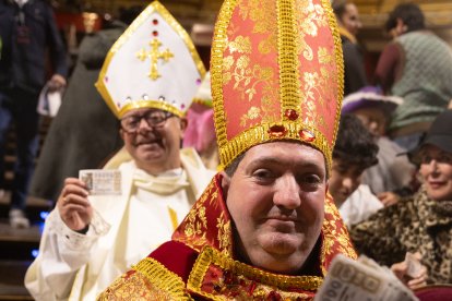 Un hombre disfrazado de obispo con sus décimos antes de comenzar la celebración del Sorteo.