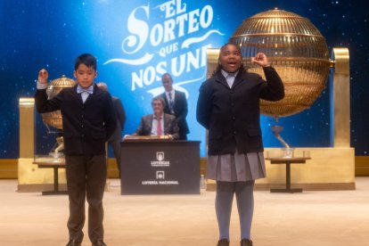 Axiel Kyron Abas y Ainhoa Rosero Gómez Limbaga cantan el tercer premio.