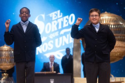 Adam Lucas Kadmiri (i) y Sergio Abaga (d) cantan un quinto premio.