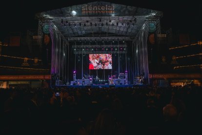 Público disfrutando del festival Siente Los 80's.