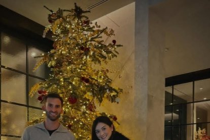 Leo Baptistao con su mujer embarazada y el pequeño de la casa. 
