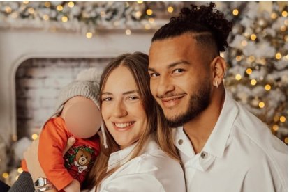 Luis Suárez con su mujer y el pequeño \'Charly\'. 