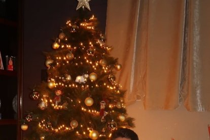 Arribas con su pareja en casa y la mascota.