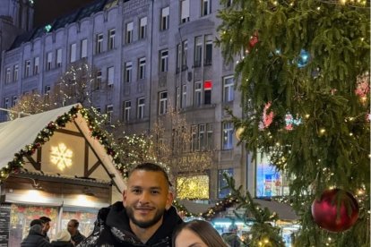 Luis Suárez con su mujer en Praga.