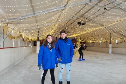 María y Juan Francisco, trabajadores en la pista de hielo situada en la Rambla de Almería por DiverXmas.