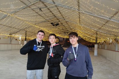 Víctor, Miguel e Iván, disfrutando de su mañana patinando en la pista de hielo.