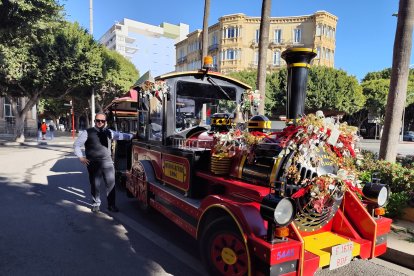 José Miguel Castaño, más conocido como Yiyo, conductor de ALSA del tren turístico de Almería.
