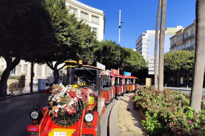 Uno de los dos trenes turísticos navideños de Almería.