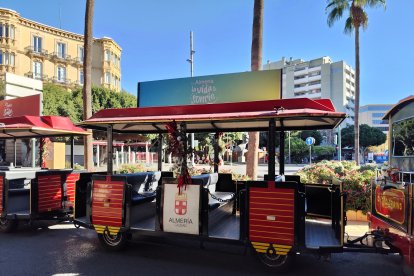 Uno de los dos trenes turísticos navideños de Almería.