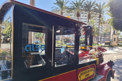 Uno de los dos trenes turísticos navideños de Almería.