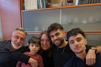 Arnau Puigmal con la familia en Barcelona.