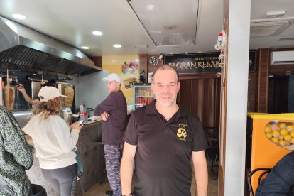 Rachid Essahar, propietario de El Gran Kebab Rachid, el kebab más famoso de Almería.