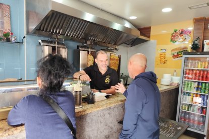 Primeras colas nada más abrir al mediodía.