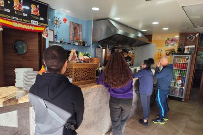 Primeras colas nada más abrir al mediodía.