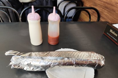 La pizza turca, el plato estrella del menú por sus grandes dimensiones y sabor.