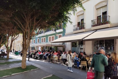 Ambiente y bares llenos en la Plaza Marqués de Heredia.