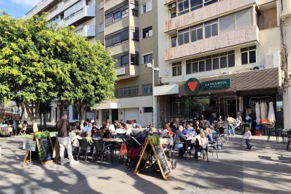Ambiente y bares llenos en la Plaza Marqués de Heredia.