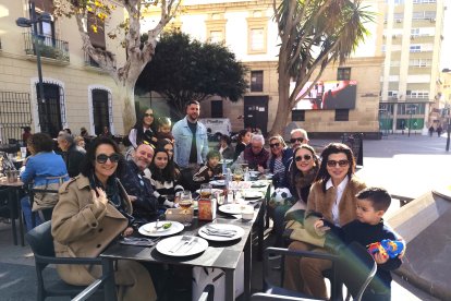 Familia Los Parrilla almorzando en la Plaza Marqués de Heredia de Almería.