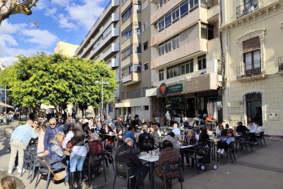 Ambiente y bares llenos en la Plaza Marqués de Heredia.