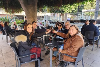 Grupo de amigos disfrutando de este sábado en el Kiosko LaMarimorena en la Plaza Virgen del Mar.