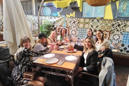 Grupo de amigas de la Academia de Baila María Aracil comiendo en la brasería La Consentida.