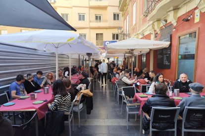 La calle Pedro Alfonso Torres, llena al máximo con sus bares de La Bambalina, la taberna Entrefinos o la Quesería Yo Sin Ti.