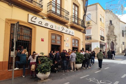 Ambiente lleno en el bar Casa Puga.