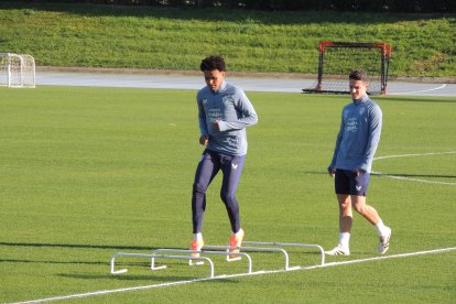 Sergio Arribas pendiente de su compañero Lázaro Vinicius.