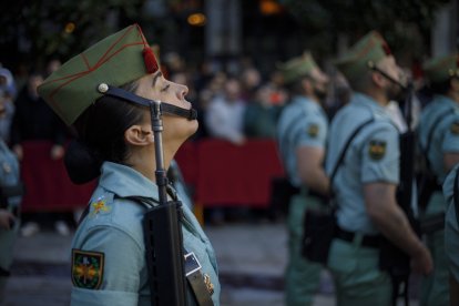 La Legión desfila por las calles de Granada en el día de la Toma de la ciudad de la Alhambra.