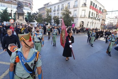 La Legión desfila por las calles de Granada en el día de la Toma de la ciudad de la Alhambra.