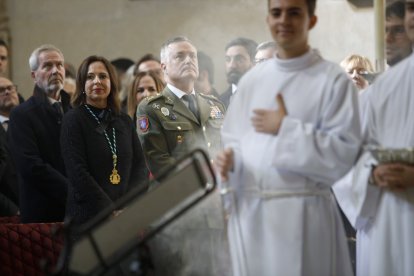 La Legión desfila por las calles de Granada en el día de la Toma de la ciudad de la Alhambra.
