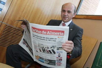José María del Nido leyendo LA VOZ de Almería.