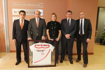 La plana mayor del Sevilla entregaba una camiseta a LA VOZ.