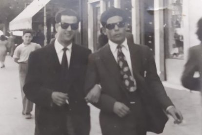 Con Faustino Losilla, taxista, y su amigo del alma.