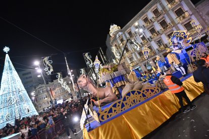 Las mejores imágenes de la Cabalgata de Reyes en Almería.