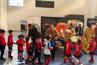 Los Reyes Magos se pasaron por el pabellón daliense.